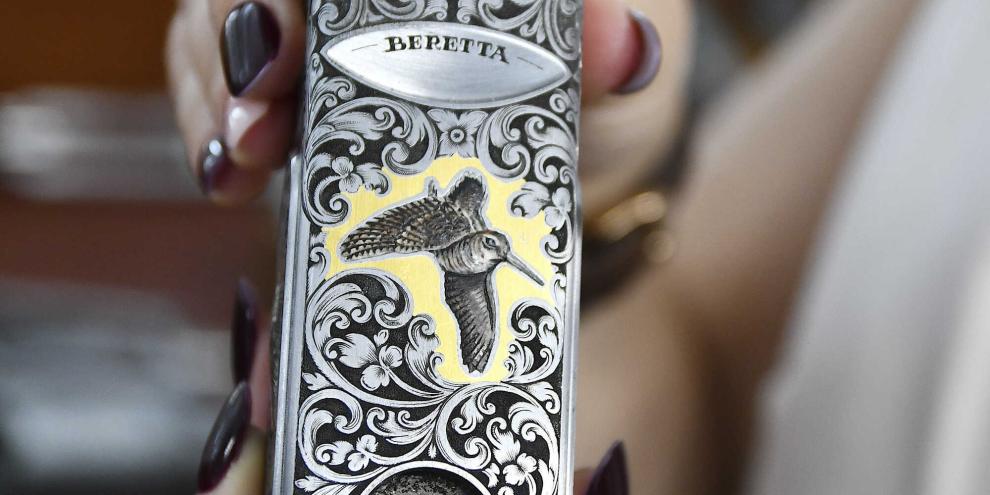 Die Graveure bei Beretta sind Meister ihres Fachs. Hunderte Stunden kann eine Gravur in Anspruch nehmen – Wunschmotive sind hier natürlich auch möglich.