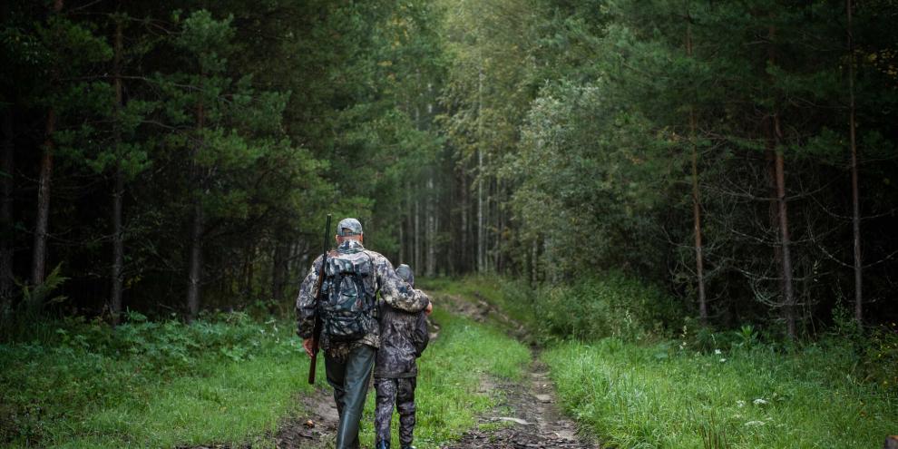 Die mutmaßlichen Wilderer bemerkten offenbar nicht, dass sie samt Waffe von einer Wildkamera fotografiert wurden.