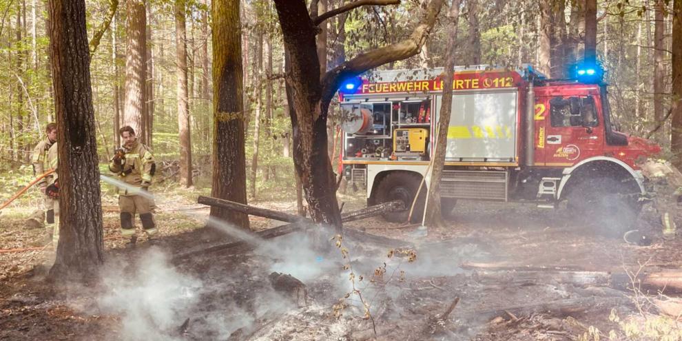 In letzter Zeit mussten Niedersachsens Feuerwehren vermehrt zu Moor- oder Waldbränden ausrücken. Anfang dieser Woche war die Freiwillige Feuerwehr Lehrte mit einem TLF 3000 an der Einsatzstelle im Ahltener Wald im Einsatz.