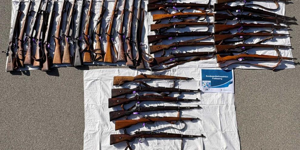 In einem Reisebus wurden 34 Langwaffen sichergestellt.