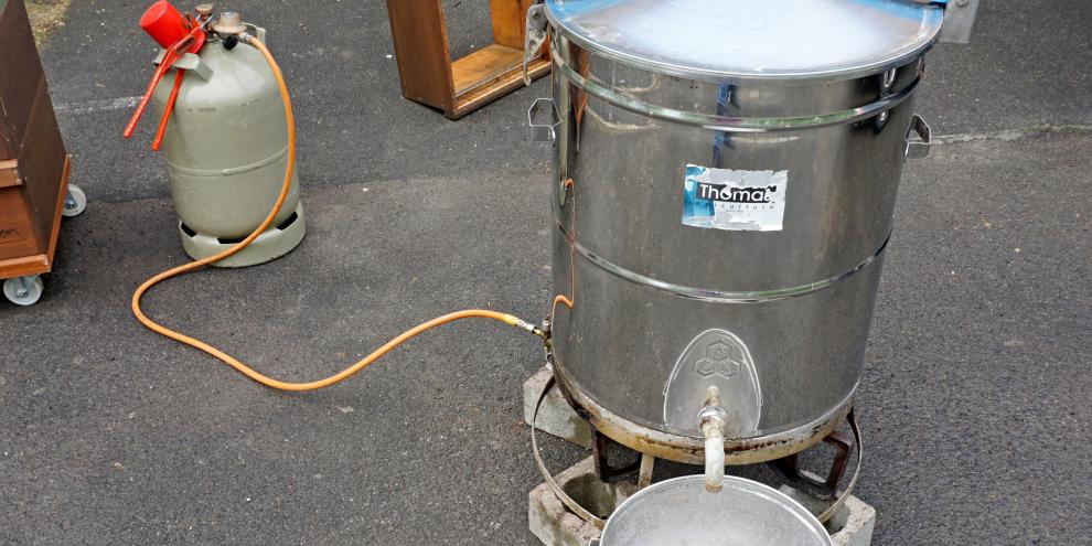In einem Versuch der LWG wurden Melezitosewaben mit einem gasbetriebenen Dampfwachsschmelzer ausgeschmolzen. Die gewonnene Honiglösung wurde nach Trachtende an die Völker verfüttert und erneut geerntet.