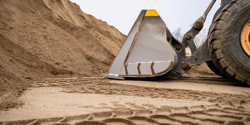 Sand statt Zuckerrüben: Auf der Baustelle übernimmt die umgebaute Landmaschine einen völlig neuen Job.
