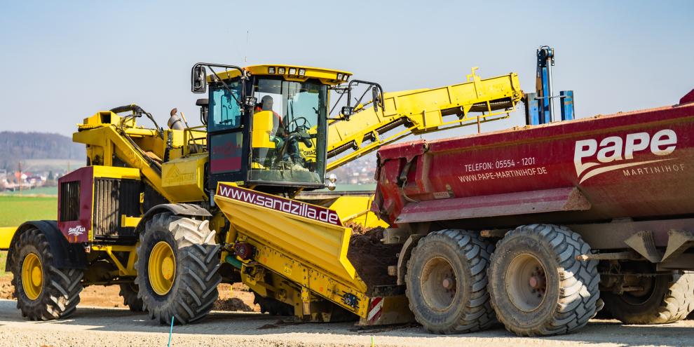 Umgebaute Verlademaus für Zuckerrüben fördert Sand für Baustellen.