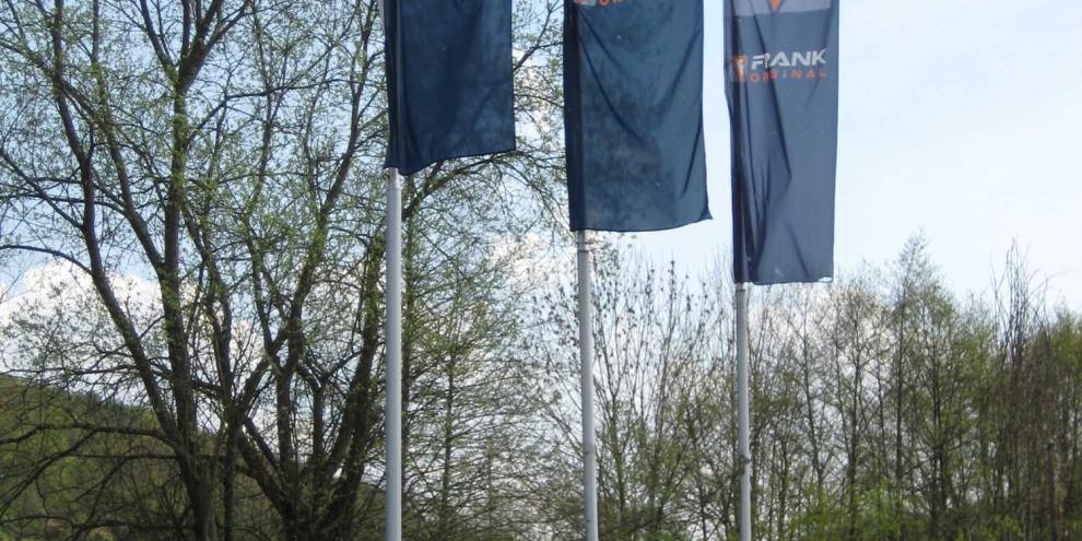 Mit der Schließung des Standorts Torgau endet ein traditionsreiches Kapitel deutscher Landtechnikfertigung. Gleichzeitig setzt die Frank Gruppe ihren Kurs der internationalen Produktionsverlagerung und Spezialisierung fort.