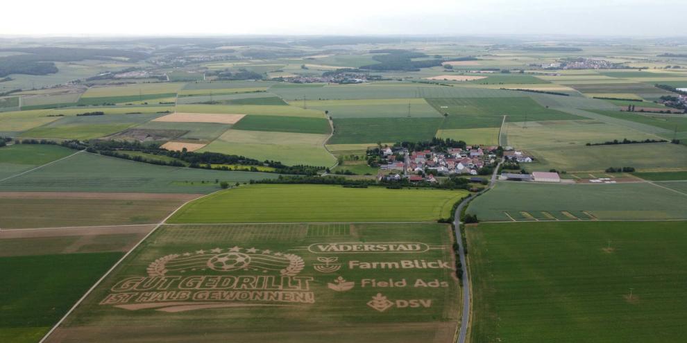 Aus der Luft ist die Botschaft besonders gut zu erkennen.