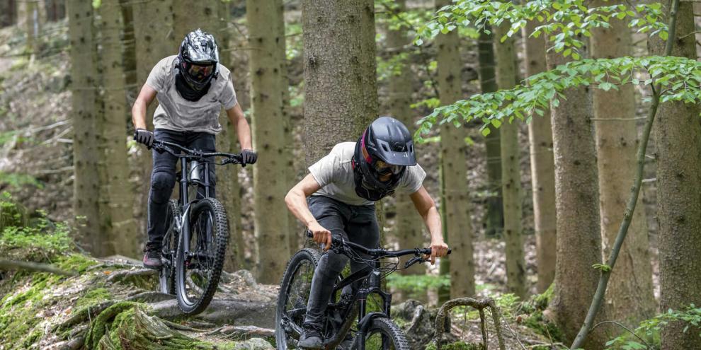 Um die Mountainbiker in seinem Revier abzuschrecken, hatte ein Jäger Drahtseile über einen Trail gespannt. Jetzt muss er sich dafür vor Gericht verantworten.