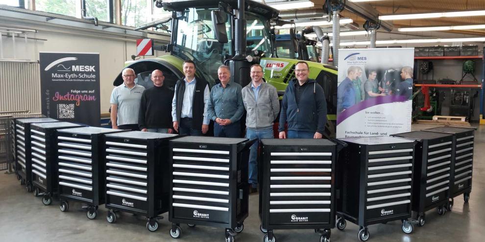 V.li.n.re.: Abteilungsleiter Marcus Boettinger, Ulrich Müller (Lehrer), Marc Württemberger (Gebietsleiter der Granit Parts Baumaschinen Division und selbst Absolvent der Max-Eyth-Schule), Schulleiter Ralf Möhle, Markus Bauser (Lehrer) sowie der stellvertretende Schulleiter Michael May.