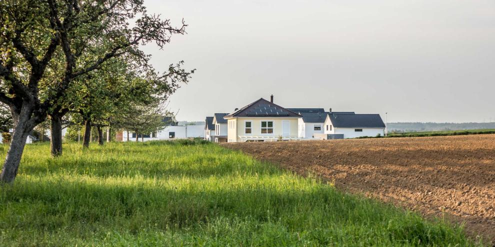 Feld-Haus-Landwirtschaft-AdobeStock_264617005