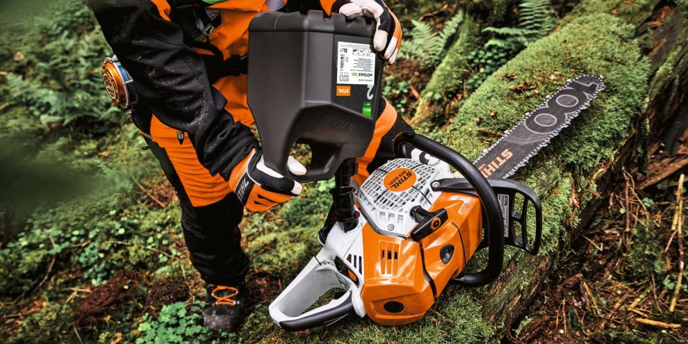 Der neue Sonderkraftstoff MotoMix 100 basiert vollständig auf bio-basierten Rohstoffen und soll den CO₂-Ausstoß von 2-Takt-Motoren gegenüber fossilem Benzin um rund 60 % reduzieren.