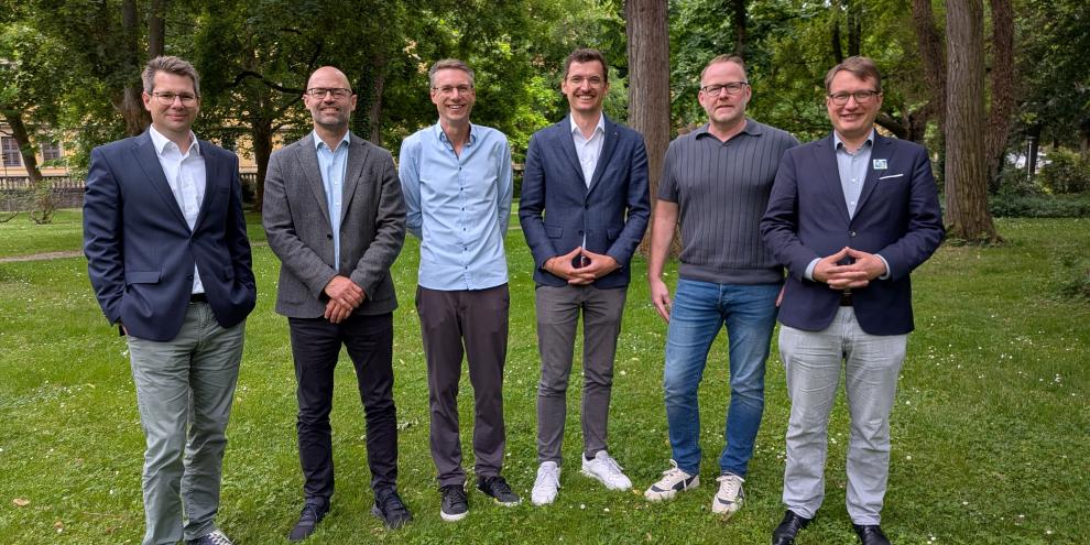 Laubholzexperten diskutierten in Würzburg den Markt (v.l.n.r.): Günther Jauk (Holzkurier), Benjamin Krug (HessenForst), Patrik Rodlberger (Pollmeier Massivholz), Axel Miske (DFWR), Lars Schmidt (DeSH) und Lukas Freise (AGR)