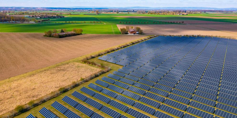 Für Erneuerbare-Energie-Anlagen, die ohne EEG, aber mit Direktlieferverträgen Strom vermarkten, gibt es eine neue Förderung.