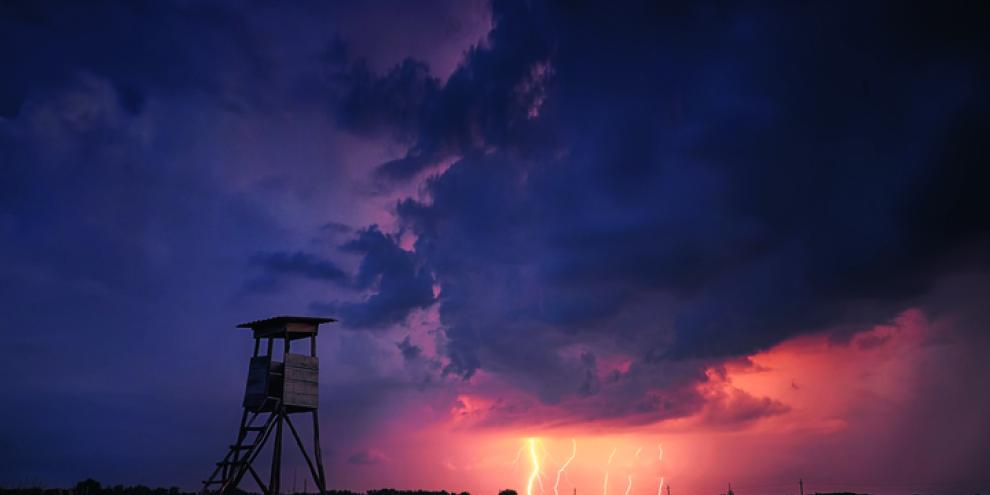 Ein Hochsitz im Gewitter
