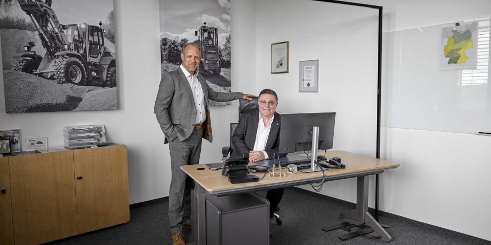 Ein bedeutender Moment für Weidemann: Bernd Apfelbeck (rechts) übergibt nach über 20 Jahren die Verantwortung als Kaufmännischer Geschäftsführer an Andrew Voigt.