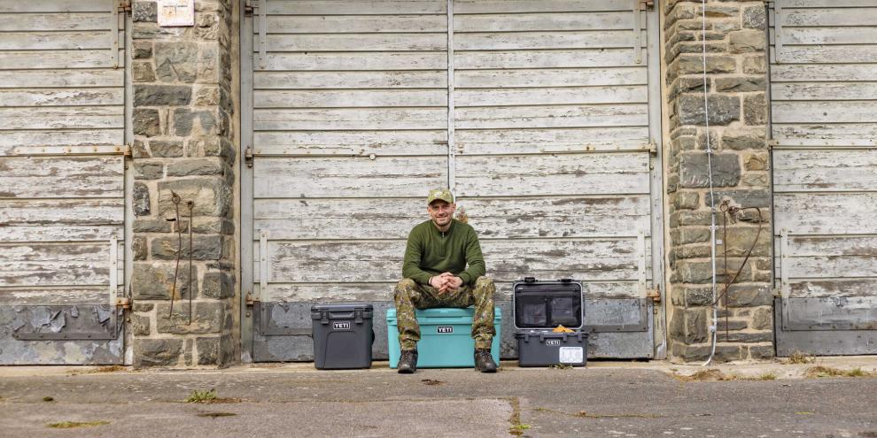 Kühlbox Roadie 24, Kühlbox Tundra 65 und Loadout 30 Ausrüstungsbox (v.l.n.r.).