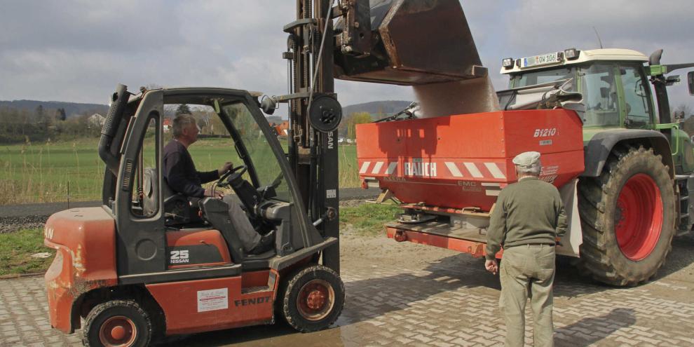 Die Soforthilfen aus Brüssel sollen Landwirte liquider machen, um den teuren Dünger kaufen zu können.