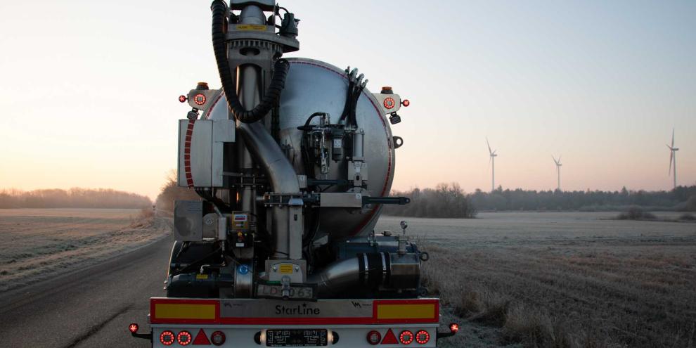 Am Heck des Gülleaufliegers sitzen die Pumpen und der Saugarm. Die StarLine von VM Tarm schaltet automatisch zwischen Kreiselpumpen und Drehkolbenpumpe um.