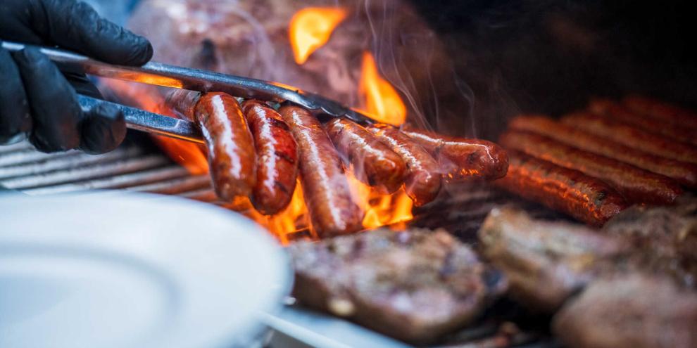 Würstchen und Fleisch auf einem Grill