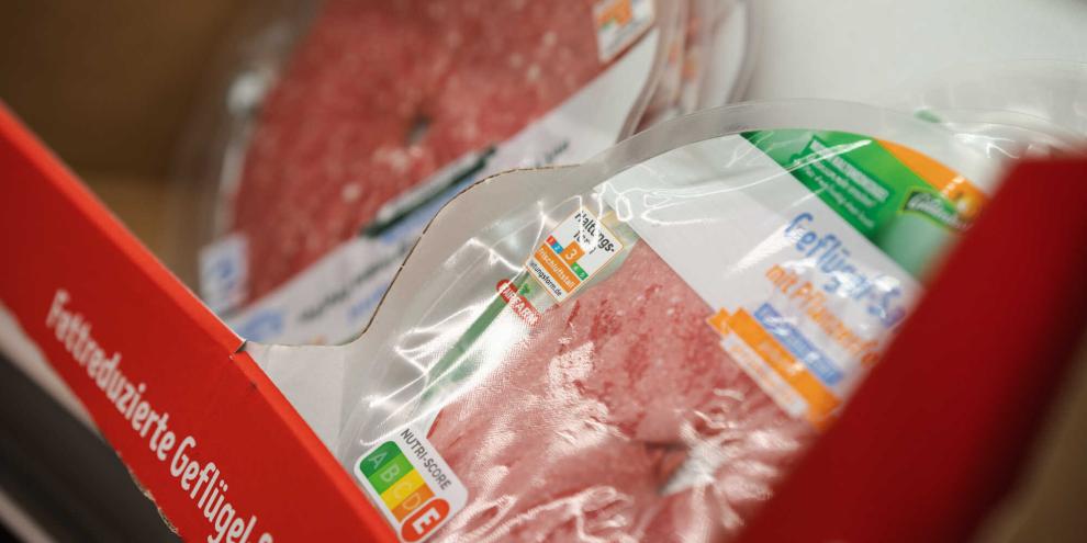 Gekühltes Frischfleisch bei Aldi Süd – der Discounter sieht Fortschritte beim Haltungswechsel.