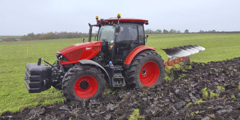 <b><i>Mit der Serie 6 </i></b>beginnt eine neue Ära: Deutz-Motoren, ZF-Getriebe, Carraro-Achsen und Hydraulik von Bosch-Rexroth werden verbaut.