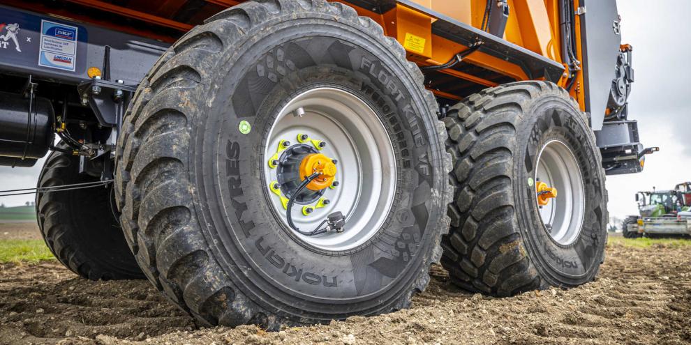 Nokian Float King VF an einem Miststreuer: Das breite Flotationsprofil soll eine große Aufstandsfläche schaffen und schwere Lasten bei niedrigerem Reifendruck tragen.