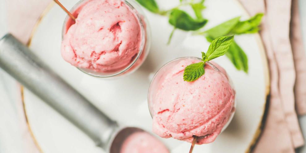 Ein Löffel Sommer: Selbst gemachtes Fruchteis mit Beeren.