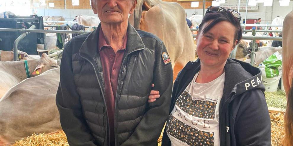 Rudolf Eberl im Alter von 100 Jahren mit Enkeltochter Heidi an der Viehschau.