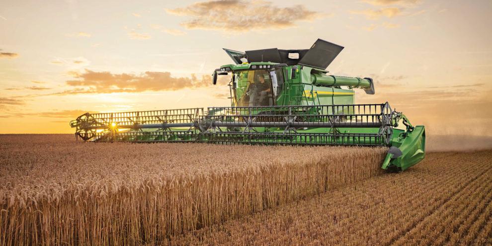 Der John Deere S7 900 bekommt 2027 mehr Unterstützung am Hang: Active Slope Adjustment verteilt das Erntegut bei Seitenneigung gleichmäßiger auf der Siebkastenanlage.