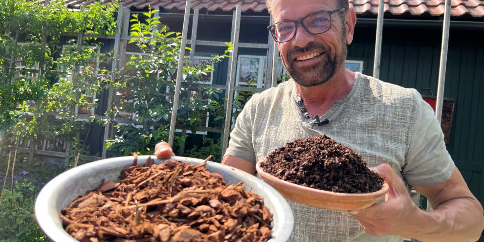 Mann mit zwei Schüsseln Mulch in der Hand