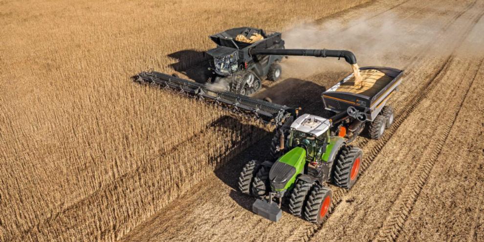 Fendt-Mähdrescher und -Traktor bei der Getreideernte mit Überladewagen, vermutlich in Nordamerika: Dort steigerte AGCO den Umsatz deutlich, konkrete Verkaufszahlen für Fendt nennt der Konzern aber nicht.
