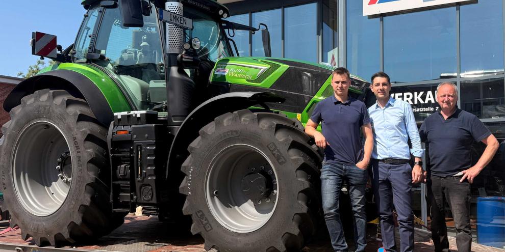 Die erste Lieferung von Deutz-Fahr-Traktoren erreicht die Imken Landmaschinen GmbH &amp; Co. KG. V.li.n.re.: Timon Schnitger (Geschäftsführer Imken Landmaschinen GmbH u.Co.KG), Alessandro Sapio (CEO Same Deutz-Fahr Deutschland GmbH), Ralf Schnitger (Geschäftsführer Imken Landmaschinen GmbH u.Co.KG).