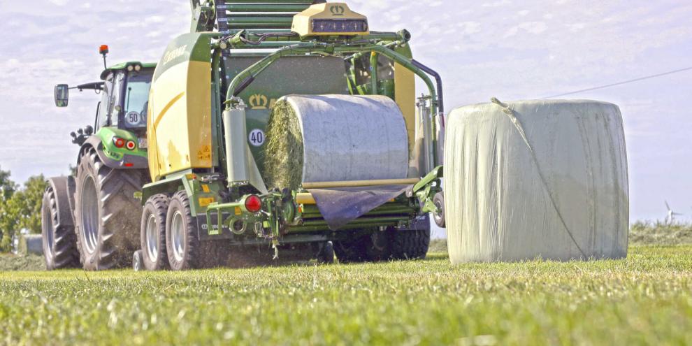 Mantelfolie und Wickelfolie laufen bei Press-Wickelkombinationen im selben Verfahren zusammen – Engpässe bei Erntekunststoffen treffen die Ballensilage deshalb direkt.