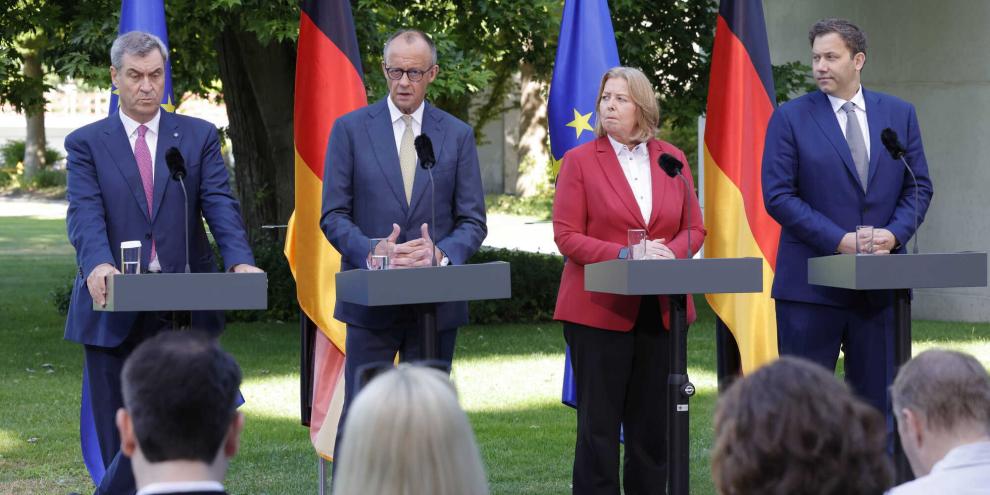 Die Koalitionsspitzen haben sich auf „Ausschwungpapier“ verständigt. CSU-Chef Markus, Söder, Bundeskanzler Friedrich Merz (CDU), Arbeitsministerin Bärbel Bas und Vizekanzler Lars Klingbeil, beide SPD. (v.l.)