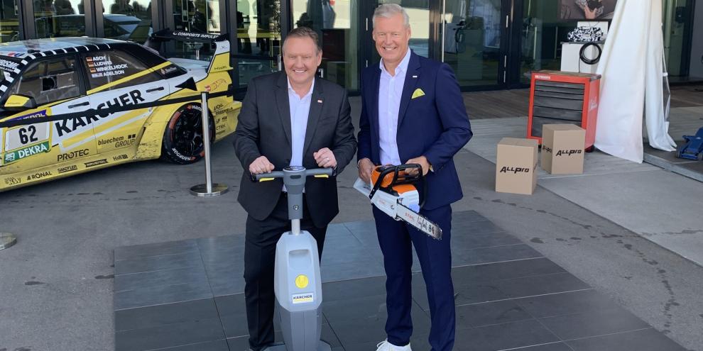 Stihl-Vorstand Michael Traub und Kärcher-Vorstand Hartmut Jenner demonstrieren am 2. Juli in Waiblingen, dass das neue ALLPRO-Akkusystem in bestimmten Geräten bereits die technologische Basis darstellt.