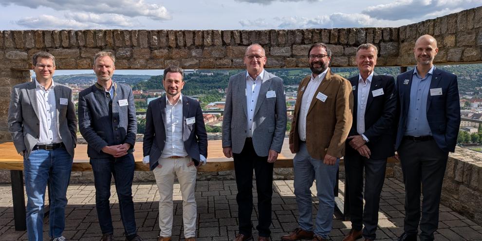 Die Referenten und Gastgeber des Tags des Deutschen Rohholzhandels in Würzburg zeigen sich optimistisch.