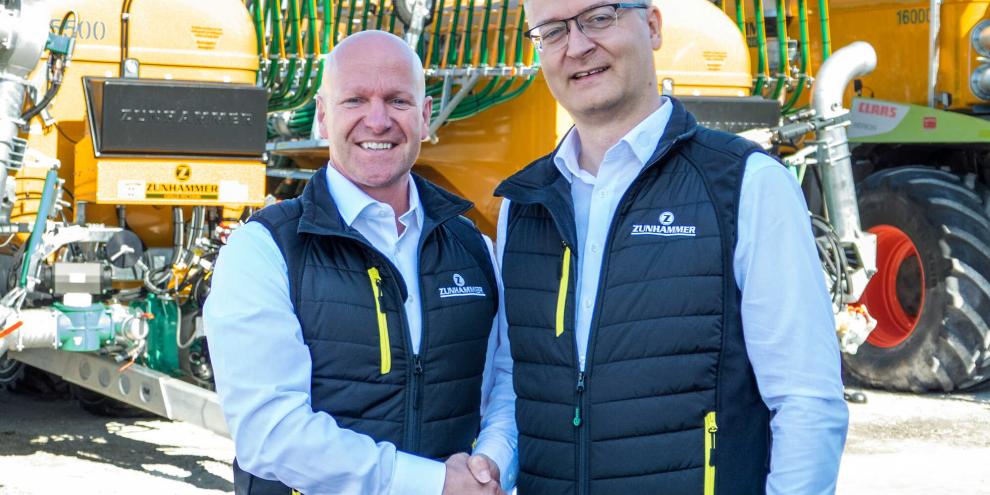 Maik Lemke (li.) wird von Sebastian Zunhammer im Unternehmen begrüßt.