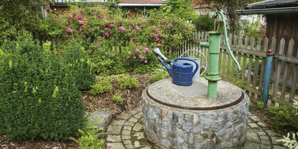 Ähnliche Pumpe, anderer Brunnentyp: Schachtbrunnen mit Abdeckung