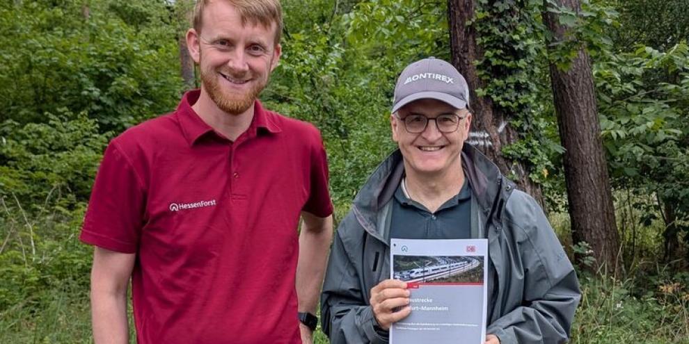 Jürgen Hey (HessenForst Landesbetriebsleitung, Sachbereichsleiter Liegenschaftsmanagement) und Dieter Johannes Raffel (DB InfraGO, Projektingenieur) kümmern sich gemeinsam um den Natur- und Artenschutz an der Neubaustrecke.