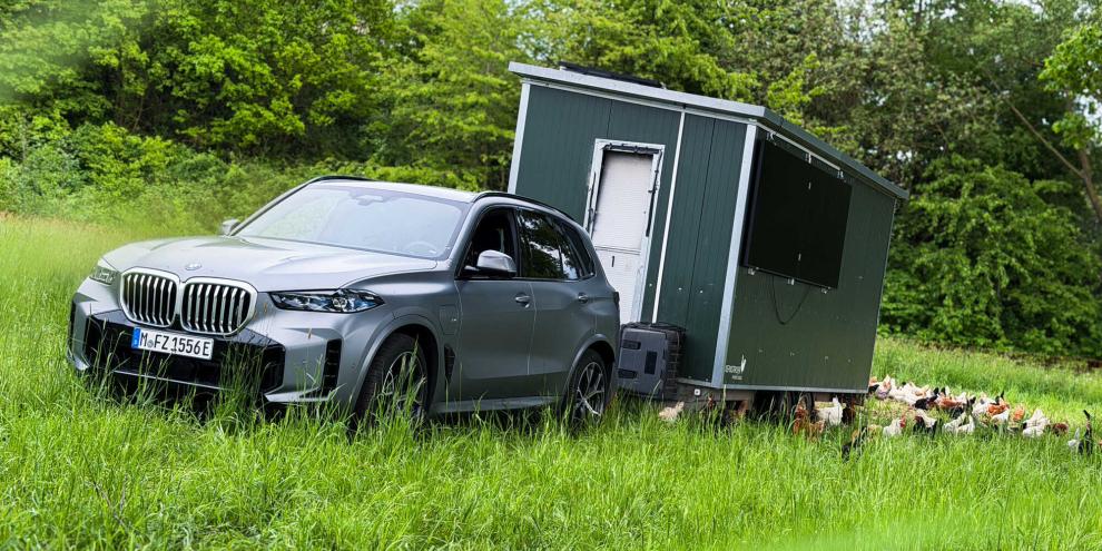 Macht nicht nur auf der Autobahn eine gute Figur: Der BMW X5 im Arbeitseinsatz auf dem Betrieb.