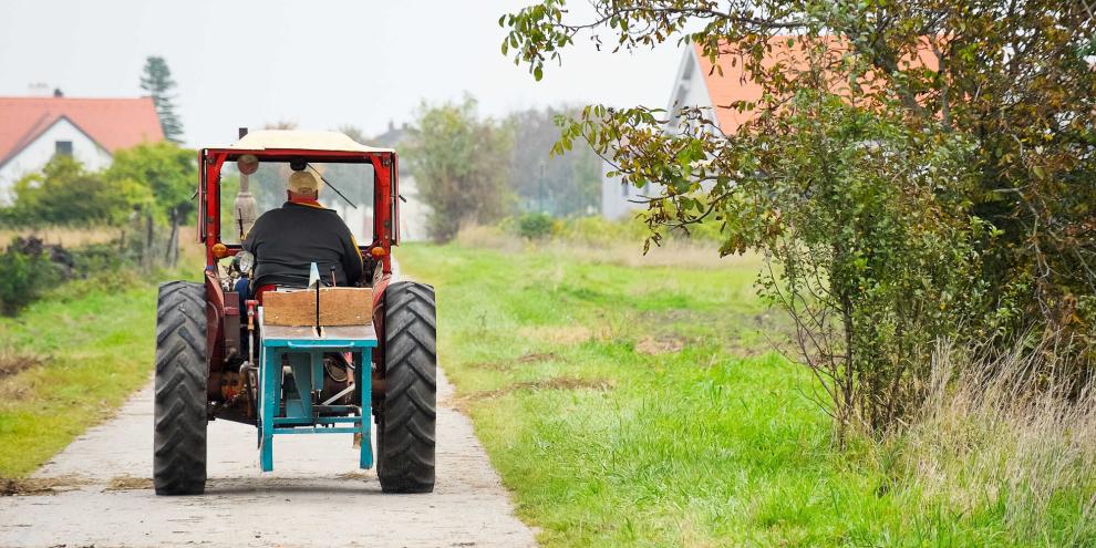 Landwirtschaftsweg-AdobeStock_72923353