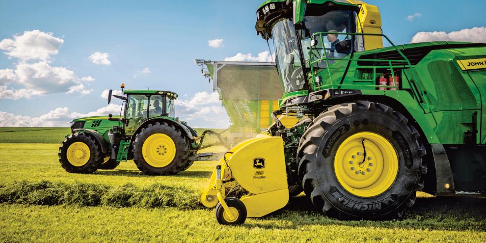 John Deere F8 Feldhäcksler häckselt Gras.
