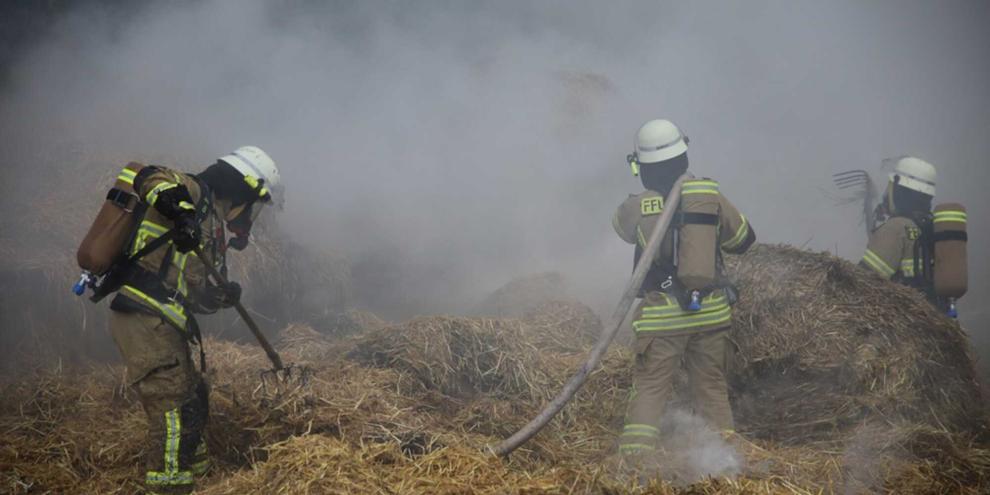 Die Feuerwehr löscht einen Brand auf einem Bauernhof