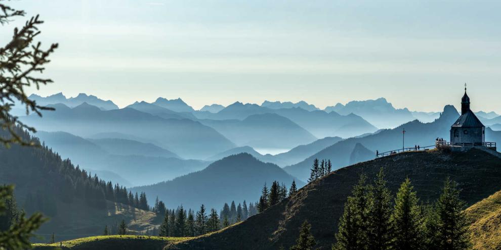 Die Idylle trügt: Borkenkäfer und Waldbrände könnten künftig massive Schäden in Bayerns Bergwäldern anrichten.