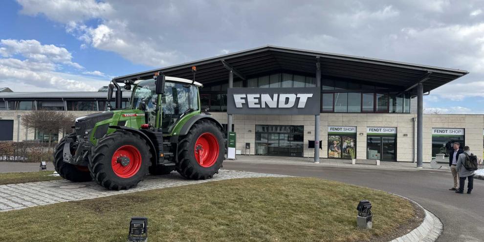 Jedes Jahr im August schnellen die Suchanfragen nach Fendt plötzlich nach oben. Der Grund liegt in Marktoberdorf – allerdings nicht bei den neuesten Vario-Traktoren. Die Erklärung ist überraschend einfach und ziemlich verblüffend.