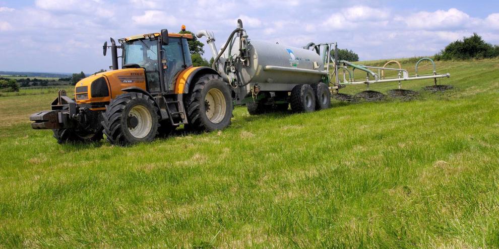 Ein Landwirt bringt Gülle aus.
