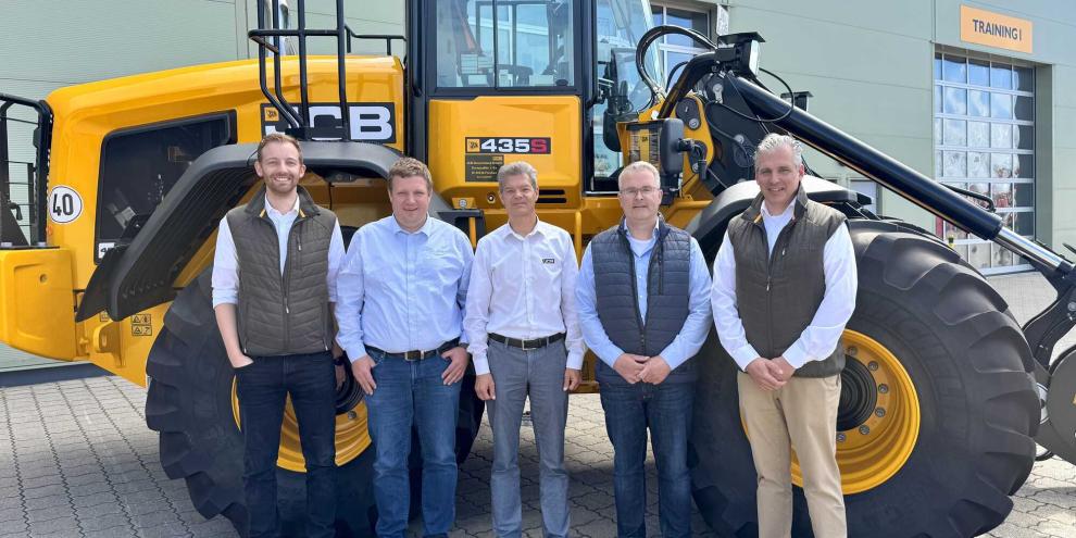 Zum Auftakt der Partnerschaft besuchte eine Agravis-Delegation den JCB-Hauptsitz in Frechen.