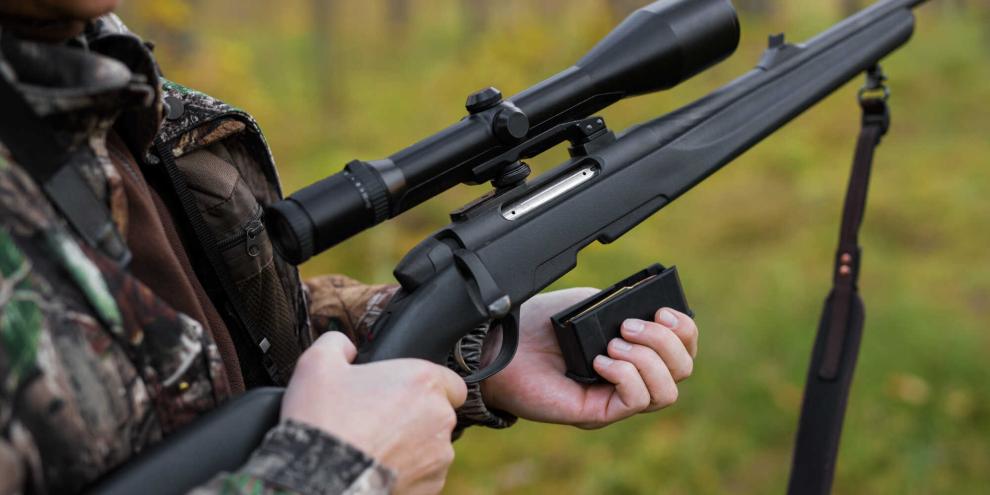 Ein 66-jähriger Franzose ist am Grenzübergang Altenheim mit einem fremden Gewehr, einem erlegten Wildschwein, viel Munition, Messern und einem Beil von der Bundespolizei gestoppt worden.