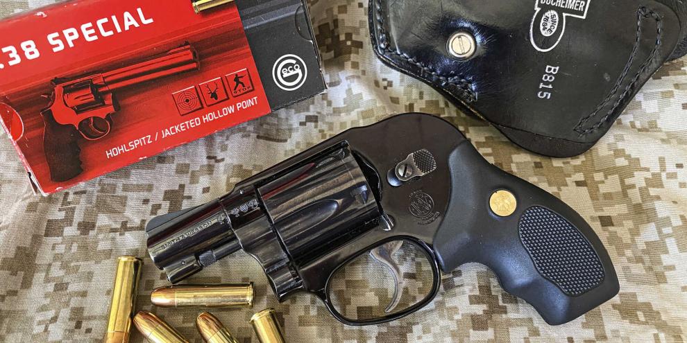 Der „Bodyguard Airweight“ kommt mit J-Rahmen aus Alu, verdecktem Hahn und fünfschüssiger Stahltrommel in .38 Special.