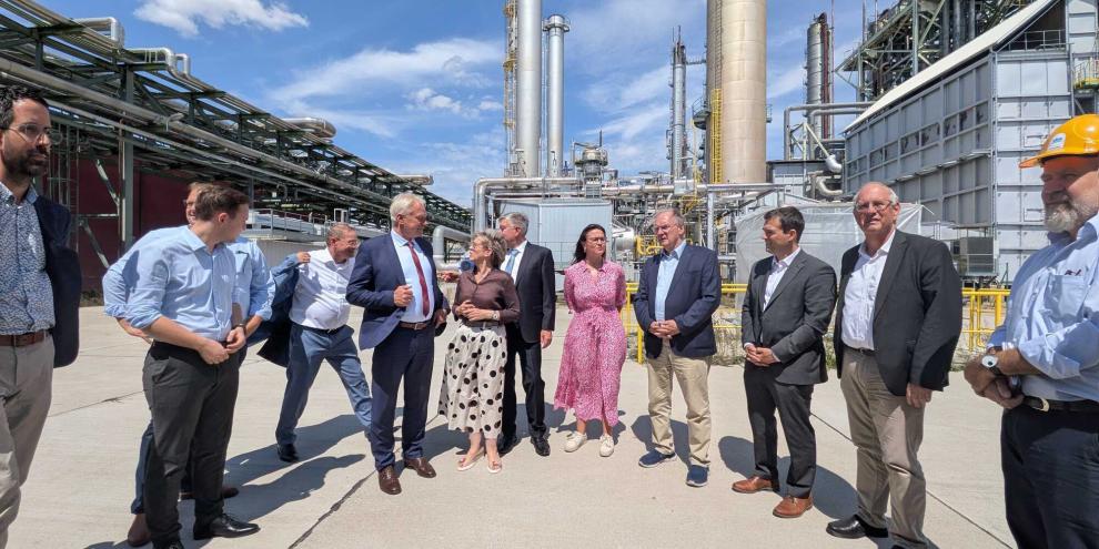 Gemeinsam mit der SKW Piesteritz bespricht der Bundesminister aktuelle Themen der Düngemittelindustrie.