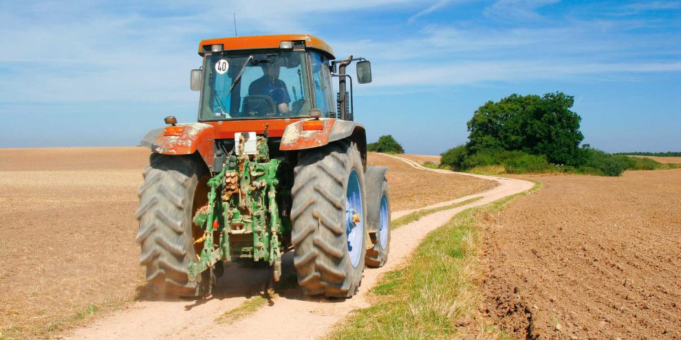 Traktor-Wirtschaftsweg-AdobeStock_119881559