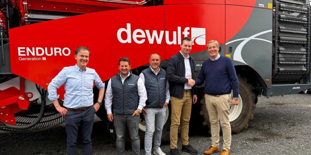 V.li.n.re.: Albert Prinsen (Country Manager Dewulf Deutschland), Tony Kirschner (Vertriebsleitung Region Ost Wüstenberg), Thomas Gebhardt (Vertrieb / Produktspezialist Wüstenberg), Christian Runge (Geschäftsführung Region Ost Wüstenberg) und  Hendrik Decramer (CEO Dewulf Group). Foto: Dewulf